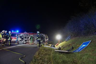 Kleintransporter kommt von der Strasse ab und ueberschlaegt sich, Fahrer alkoholisiert - A8 bei Kirchheim